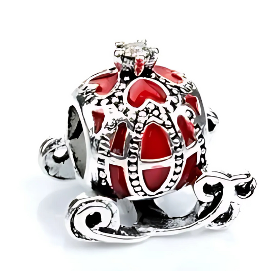 Ασημί charm άμαξα με κόκκινο σμάλτο και λαμπερά ζιργκόν, εμπνευσμένο από παραμύθια.