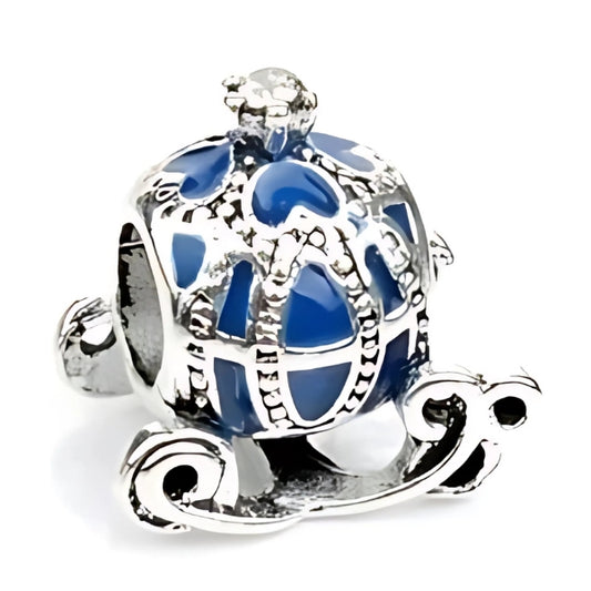 Ασημί charm άμαξα με μπλε σμάλτο και λαμπερά ζιργκόν, εμπνευσμένο από παραμύθια.
