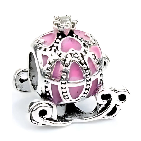 Ασημί charm άμαξα με ροζ σμάλτο και λαμπερά ζιργκόν, εμπνευσμένο από παραμύθια.