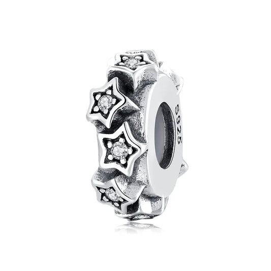 Charm με ανάγλυφα αστέρια και λευκές πέτρες
