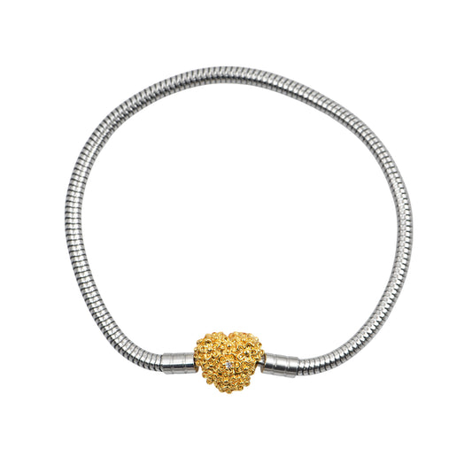 Ασημί βραχιόλι με χρυσή καρδιά και ανάγλυφα σχέδια charms