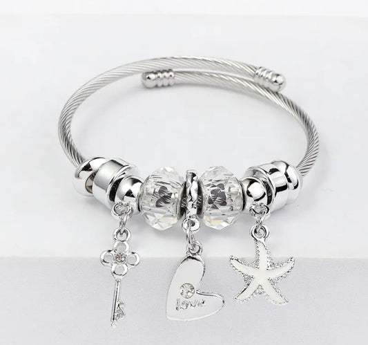 Ασημί βραχιόλι με charms καρδιά κλειδί και αστερία σε καλοκαιρινό στυλ