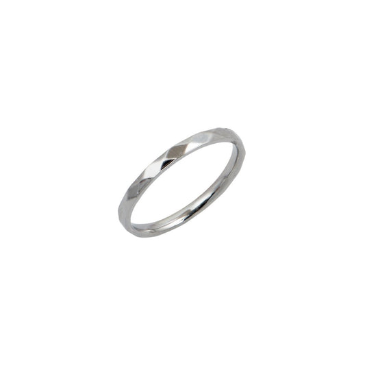Ασημί δαχτυλίδι με διαμαντέ επιφάνεια | silver ring, faceted surface, minimal design.