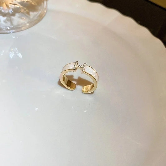 Κομψό ανοιχτό δαχτυλίδι με διακριτική λάμψη