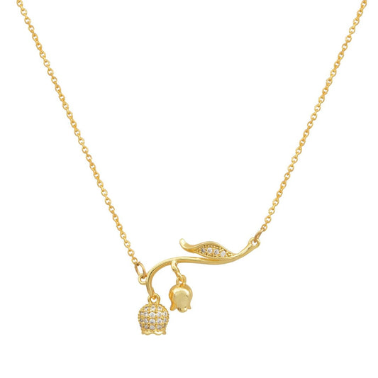 Χρυσό κολιέ με μενταγιόν λουλούδι στολισμένο με ζιργκόν.