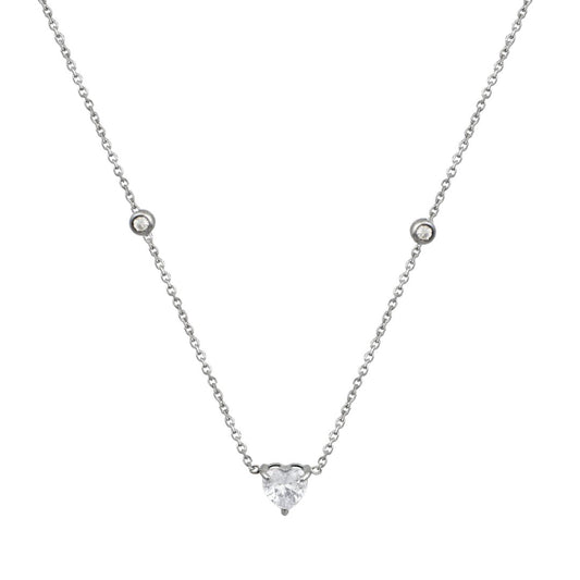 Ασημί κολιέ με καρδιά και λαμπερές λεπτομέρειες.