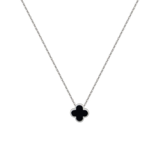 Ασημένιο κολιέ με σταυρουδάκι και μαύρη λεπτομέρεια για μοντέρνο και διακριτικό στυλ.