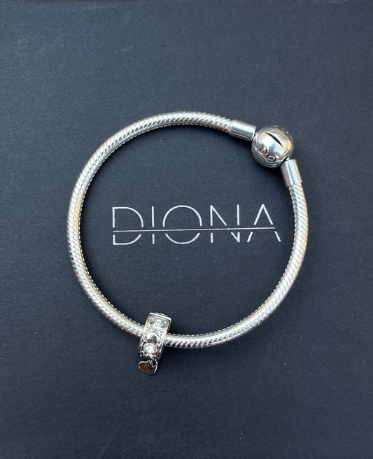 Ασημί charm με κρυστάλλους και κρεμαστή καρδιά