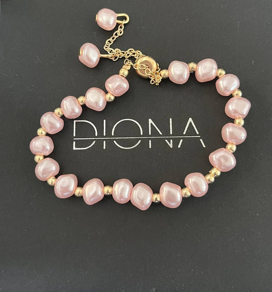 Βραχιόλι με ροζ μαργαριτάρια και χρυσές λεπτομέρειες