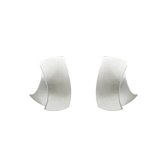 Ασημένια σκουλαρίκια με κυματοειδές σχέδιο και ματ φινίρισμα.