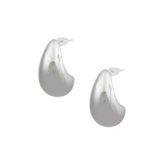 Ασημένια σκουλαρίκια με κυρτό σχέδιο και λαμπερό φινίρισμα.