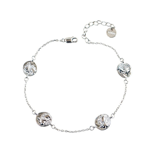 Ασημένιο βραχιόλι με στρογγυλά μοτίβα και λεπτή αλυσίδα.