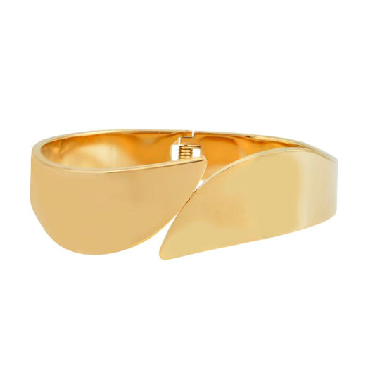Χρυσό βραχιόλι με μοντέρνο αφαιρετικό σχέδιο για κομψές και δυναμικές εμφανίσεις.