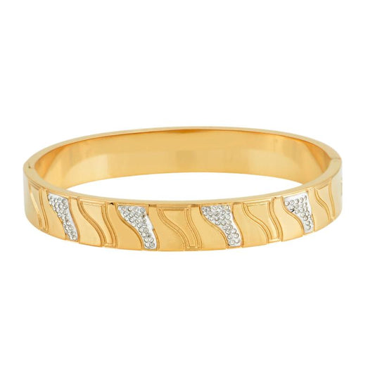 Χρυσό βραχιόλι με κυματιστά μοτίβα και λαμπερά ζιργκόν για μοντέρνα κομψότητα.