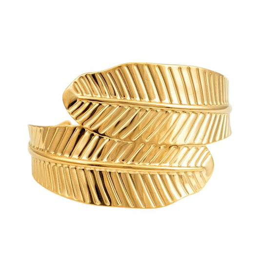 Χρυσό βραχιόλι με γεωμετρικές γραμμές και πέτρες για μοντέρνο και εκλεπτυσμένο στυλ.