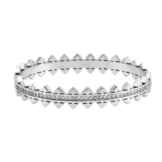 Βραχιόλι σε ασημί τόνο με γεωμετρικό σχέδιο.