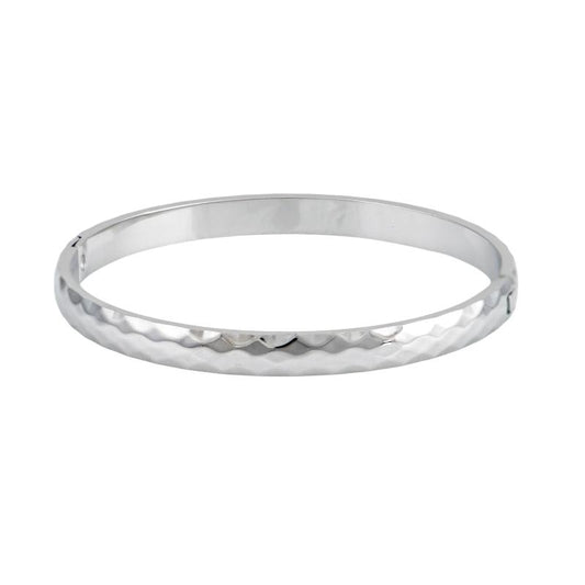 Βραχιόλι σε ασημί τόνο με ανάγλυφο σχέδιο.