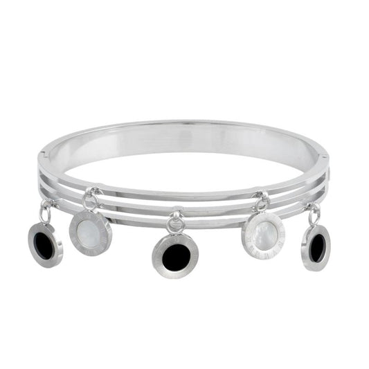 Βραχιόλι σε ασημί τόνο με κρεμαστά διακοσμητικά.