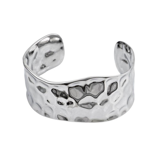 Χρυσό βραχιόλι με διαμαντένιες πέτρες και αλυσίδα για λαμπερό και πολυτελές στυλ.