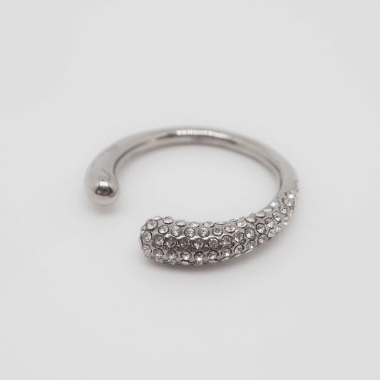 Ασημί δαχτυλίδι με ανοιχτό σχέδιο και διακριτική λάμψη από ζιργκόν