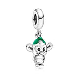 Disney Cinderella gus mouse dangle charm με πράσινο σκουφάκι και ασημί φινίρισμα.







