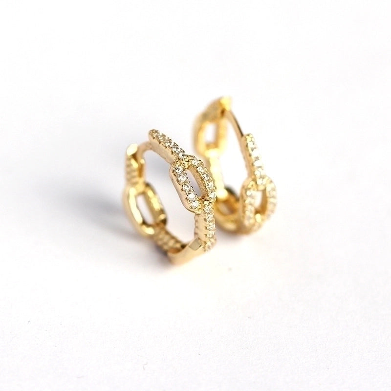 Σκουλαρίκια κρίκοι χρυσαφι με σχέδιο αλυσίδας και ζιργκόν σε αυτί