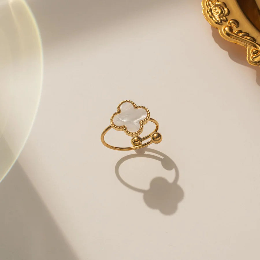 minimal gold ring me tetrafyllo charm