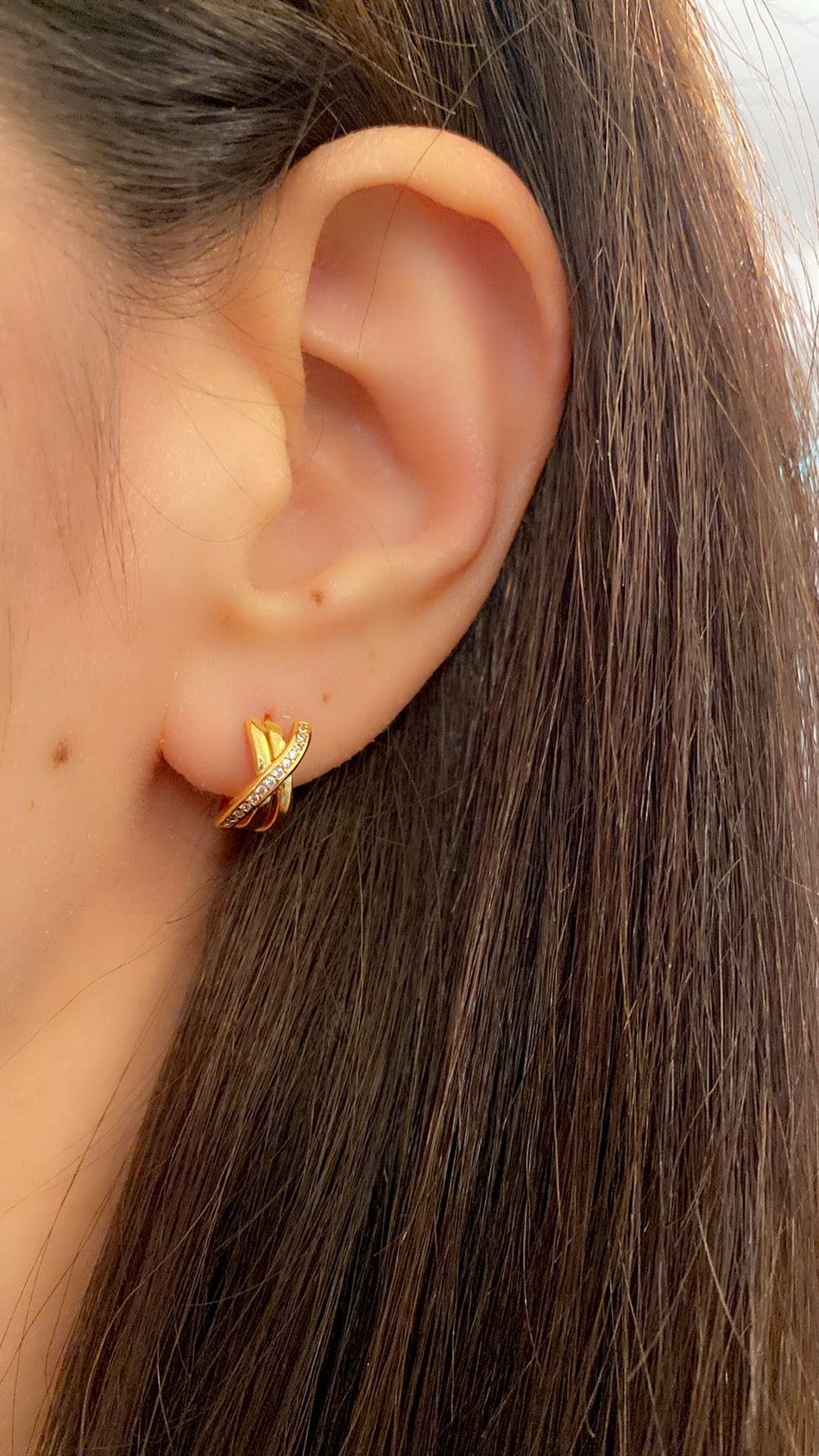 Γυναικείο σκουλαρίκι κρίκος χρυσαφι με πέτρες ζιργκόν σε αυτί