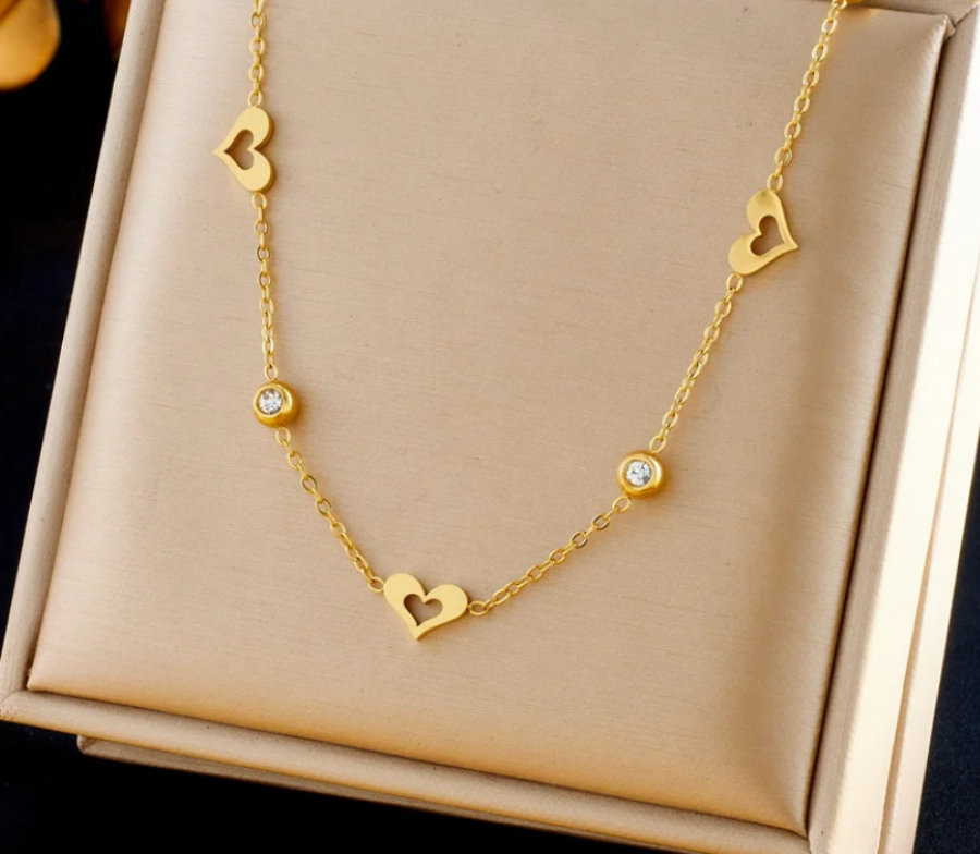 xryso kolie me kardies kai zirkon se kouti display