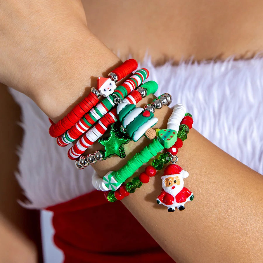 «Χριστουγεννιάτικο πολύχρωμο βραχιόλι με charms Άγιο Βασίλη, δέντρο και κόκκινες–πράσινες χάντρες»