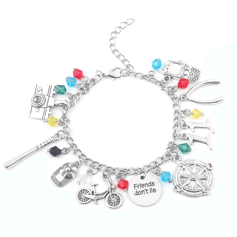 «Ασημένιο charm bracelet με πολύχρωμα κρύσταλλα και σύμβολο ‘Friends don’t lie’»
