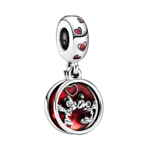 Ασημένιο charm με φιγούρες Mickey και Minnie σε κόκκινο φόντο