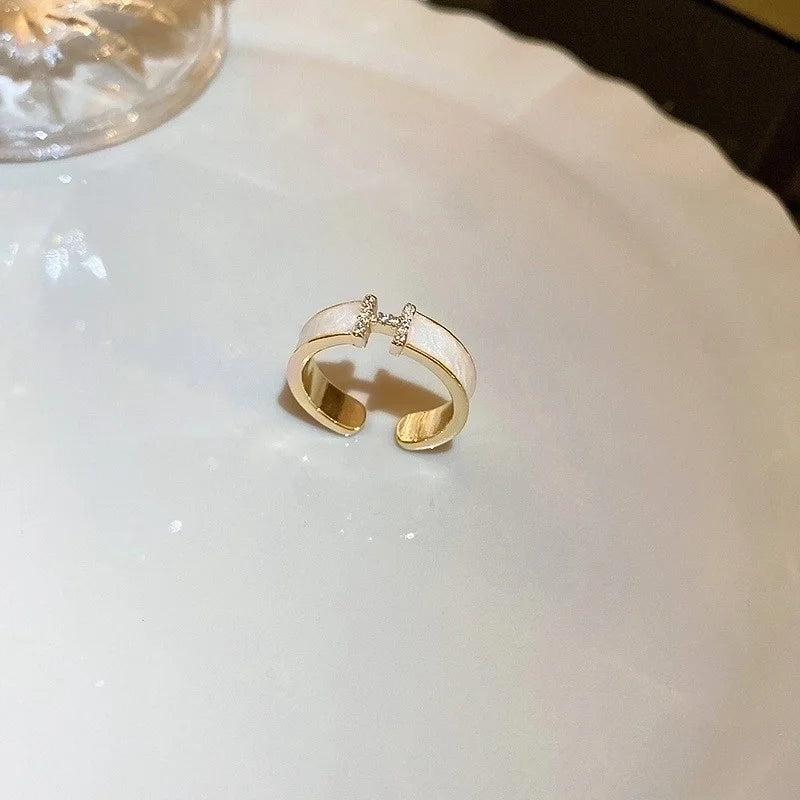 Κομψό ανοιχτό δαχτυλίδι με διακριτική λάμψη